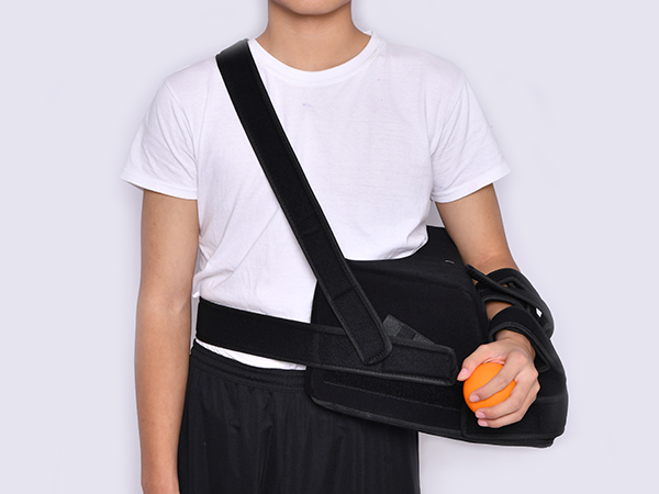 海绵肩外展枕固定支具肩胛骨脱臼骨折固定肩肘关节外展抱枕